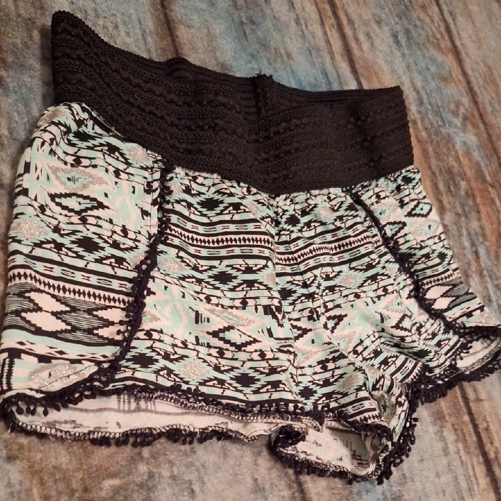 🔥🔥CLEARANCE🔥🔥Blk/Wht High Waist Shorts W/Abstract Pattern. Size Large - Picture 3 of 6